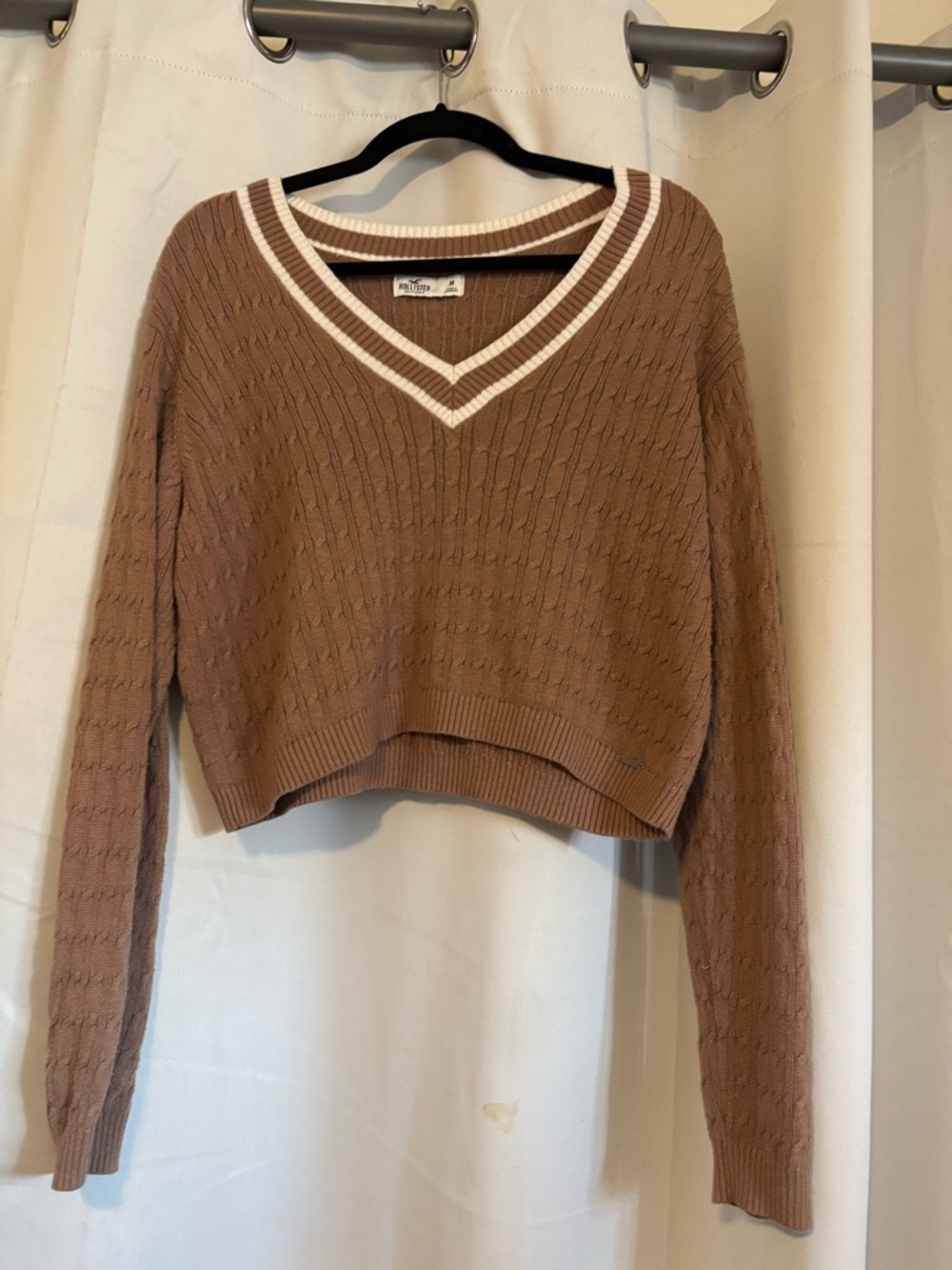 Hollister Cropped V-Neck Cable Knit Sweater in Brown with White Trim